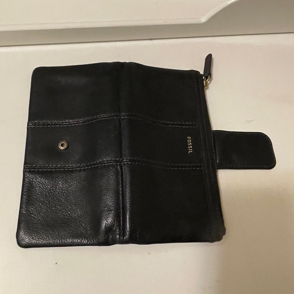 Fossil BLACK LEATHER flap wallet in good conditions just have some sign of usege - Picture 3 of 15
